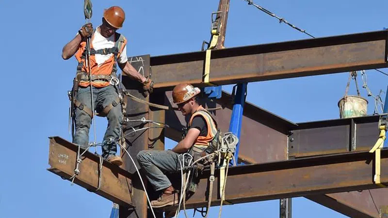 کارگران در حال ساخت سازه فولادی